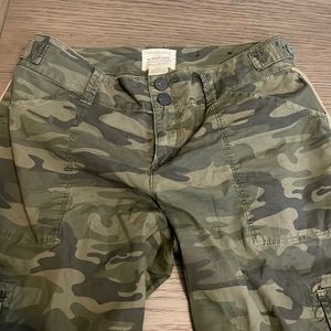 Army green y2k sanctuary cargo capris pants with drawstring bottoms cool pockets